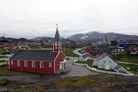 V Nuuku jsou kromě tradičních domů i výškové moderní budovy.