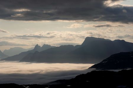 Pohled v měnícím se světle na strmé hory v okolí Nuuku.