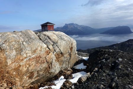 Boudička nazvaná Shelter 1 měla neskutečnou polohu na velké bílé skále.