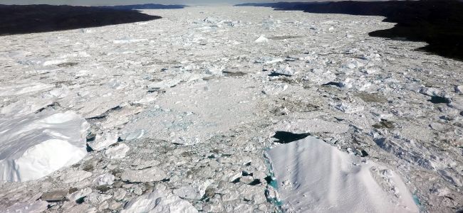 Neuvěřitelné množství ledu se valí do moře.