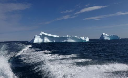Byl silný vítr, ale dobrá viditelnost, takže kapitán neměl problém vyhýbat se krám.