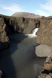Kousek proti proudu na řece byly vodopády.