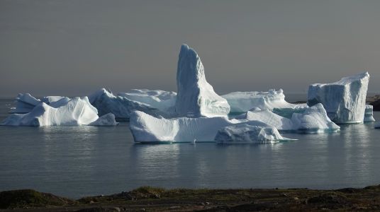 I v Kuannitu podél břehu plují nádherné ledové kry.