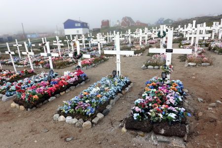 Inuité mají rádi pestré barvy, hroby si zdobí umělými květinami.