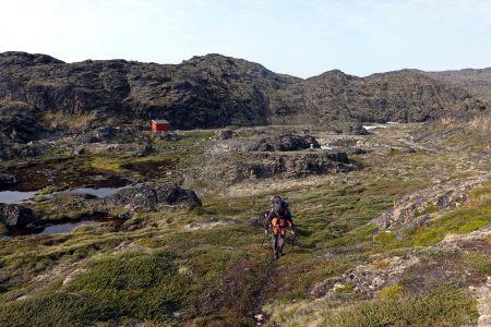 Opouštíme chatu, dále už cesta mizí, opět nás čekají bezedné mechy.