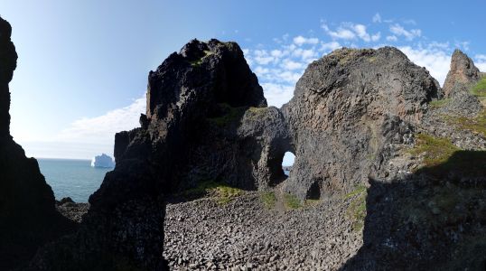 V místě nazvaném Kuannit bylo krásné pobřeží tvořené čediči.