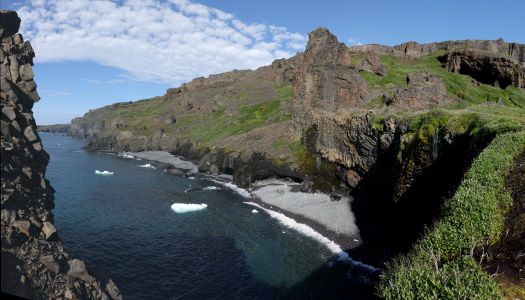 Nádherné čedičové pobřeží