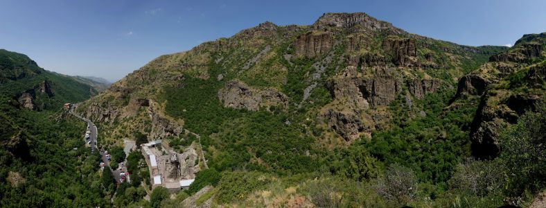 Klášter Geghard byl postaven v krásném údolí.