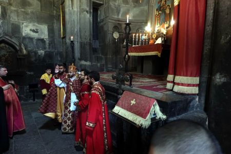 Bohoslužba v klášteru Geghard