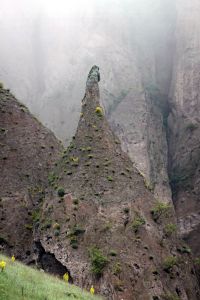 Tajuplná mlžná atmosféra ve skalním městě u města Goris.