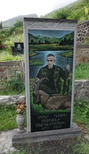 Přímo pod skalami je rozsáhlý hřbitov.