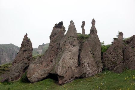 Věžičky ze sopečných hornin mají v Gorisu neuvěřitelné tvary.