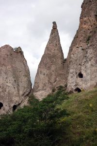 Věže ve skalním městě Khndzoresk jsou také úžasné.