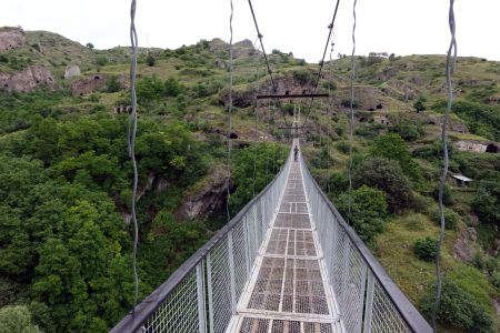 Místní tu postavili přes údolí visutý most.