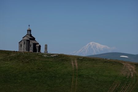 Na vrcholu sopky Armaghan vás překvapí pozoruhodný kostel, v pozadí obrovský Ararat je už v Turecku.