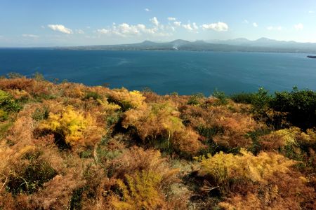 Pohled ze Sevanavanku na jezero Sevan.
