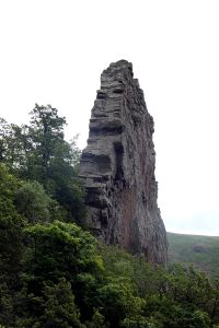 Sopečná zeď při výstupu na sopku Ara.