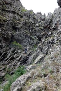 S Ivem jsme si troufli na sestup divokou soutěskou. Kamila a Bětka sestupovaly po pohodovém hřebeni.