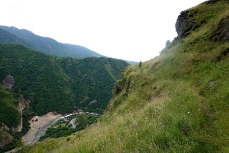 Cesta vede vysoko nad kaňonem řeky Debed.
