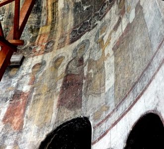 V ruinách klášteru Kobayr se archeologové snaží zachránit pozoruhodné malby.