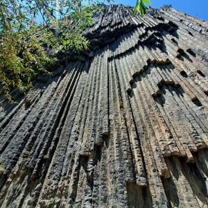 Čedičové sloupy v údolí řek Geghard a Azad pod chrámem Garni