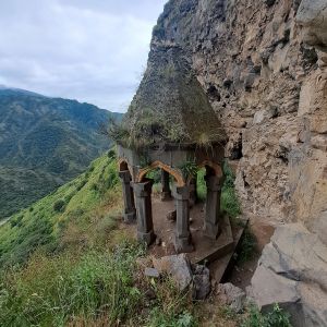 Klášter Horomayri pod strmými srázy soutěsky Debed.