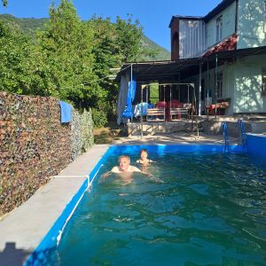 Bydlíme v příjemném kempu.