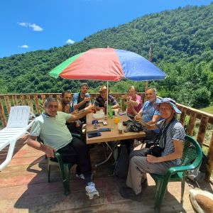 S místními Armény zapíjíme narození našeho vnuka Vítka.