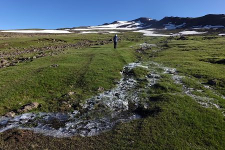 Vystupujeme kolem zamrzlých potoků na jižní vrchol Aragacu.