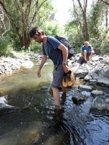 Při průstupu soutěskou Kasakh jsme mnohokrát brodili.