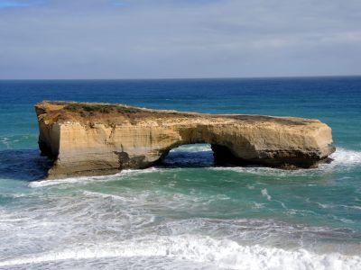 London Bridge dříve tvořily dva mosty. Druhý byl na obrázku vlevo. V roce 1990 se zřítil. Na vzniklém ostrůvku zůstali turisté, kteří museli být vrtulníkem zachráněni.