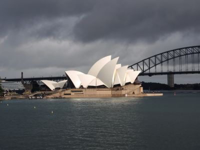 Pohled na Operu v Sydney od botanické zahrady.