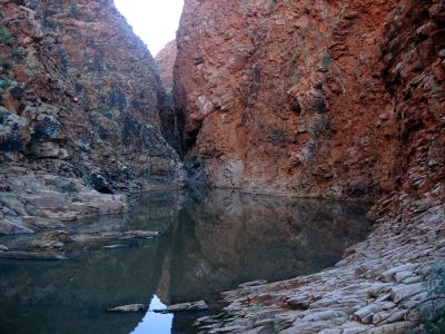 Neuvěřitelně úzkou soutěsku Redbank Gorge se mi podařilo proplavat.
