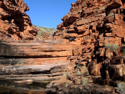 Někde se muselo po kolenou.