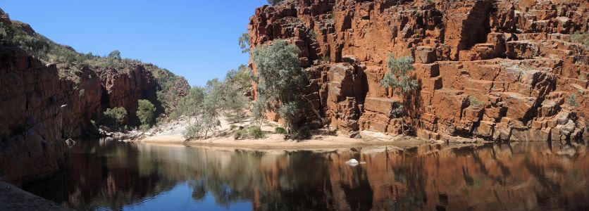 Nejkrásnější trek soutěskou Ormiston Gorge - byly tu však dlouhé brody.