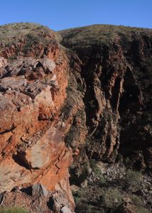 Pohled na Serpentine Gorge svrchu.