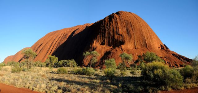 Uluru se obchází kolem dokola, skála neustále mění tvar. Na mnoha místech se nesmí fotit, ale málokdo to dodržuje.