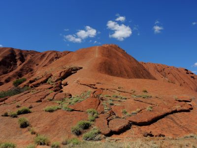 Tudy se kdysi vystupovalo na vrchol Uluru. Aboridžinci však prosadil zákaz této cesty.