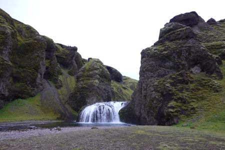 Vodopád Stjórnarfoss byl kousek od našeho kempu.
