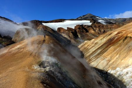 Hveradalir - neskutečně barevné kouřící údolí. 