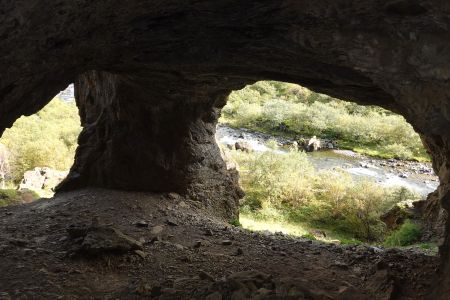 Při výstupu na Glymur procházíme jeskyní.