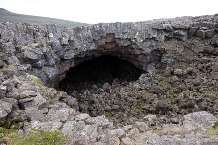 Lávové tunely Surtshellir a Stefanshellir jsou dlouhé celkem asi 4 kilometry.