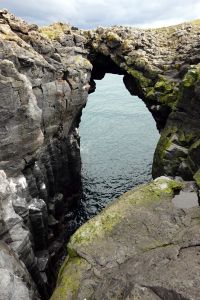 Skalní most v Arnarstapi.