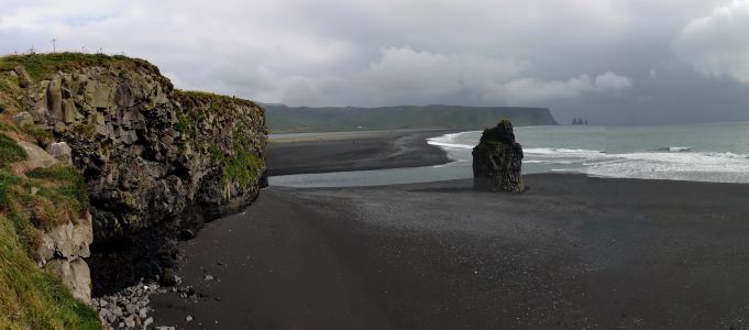 Pláž v Dyrhólaey, v pozadí Skály Trolů u Víku.