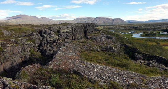 Trhlina v Þingvelliru - nalevo je Amerika, napravo Evropa.