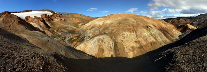 Hveradalir - neskutečně barevné kouřící údolí. 