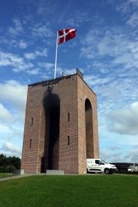 Rozhledna na kopci Ejer Bavnehøj ve výšce 170,35 metrů nad mořem. V roce 1923, kdy byla postavena, tento kopec byl považován za nejvyšší v Dánsku. Nyní je až třetí nejvyšší.