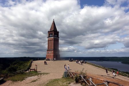 Rozhledna na vrcholu Himmelbjerget je vysoká 25 metrů a byla postavena v roce 1875 na počest krále Fridricha VII.
