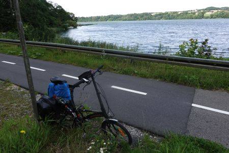Jedu na skládačce po cyklostezkách podél jezer.