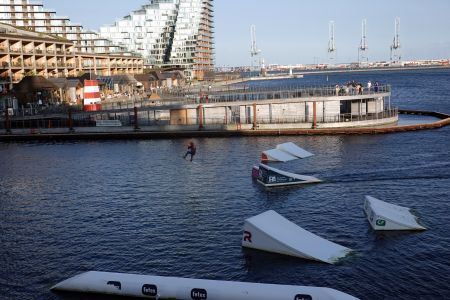 Z rozhledny jsou vidět jezdci provozující wakeboarding.